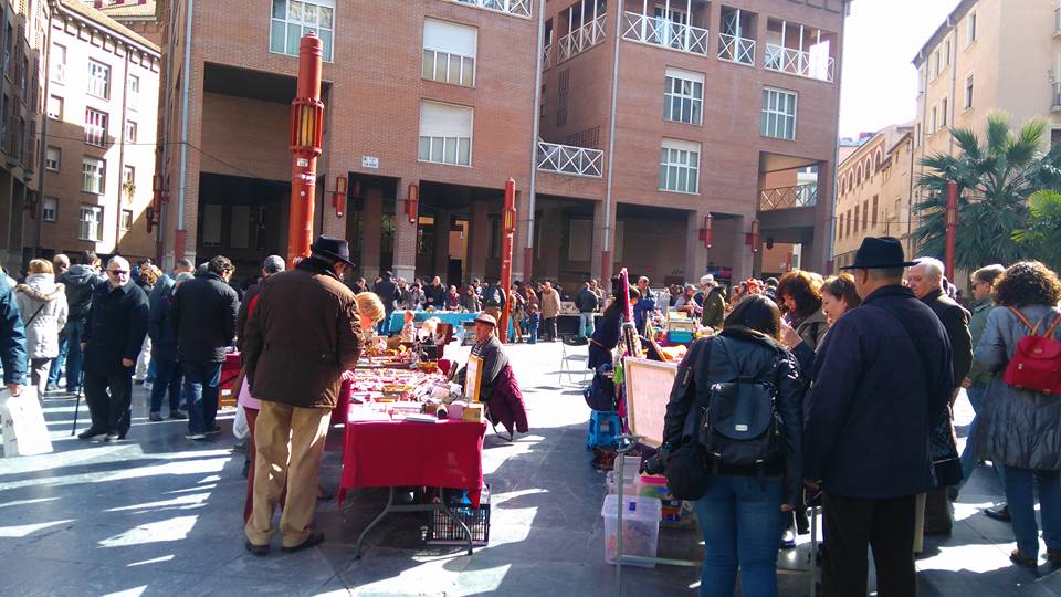 Mercadillo de Antigüedades en la plaza San Bruno de Zaragoza
