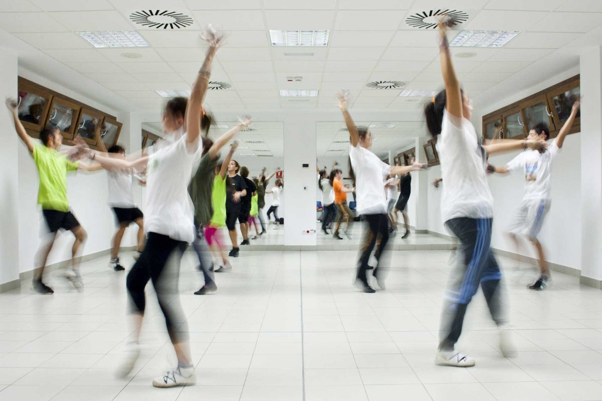 Clase de jota en el Centro Cívico Valdefierro