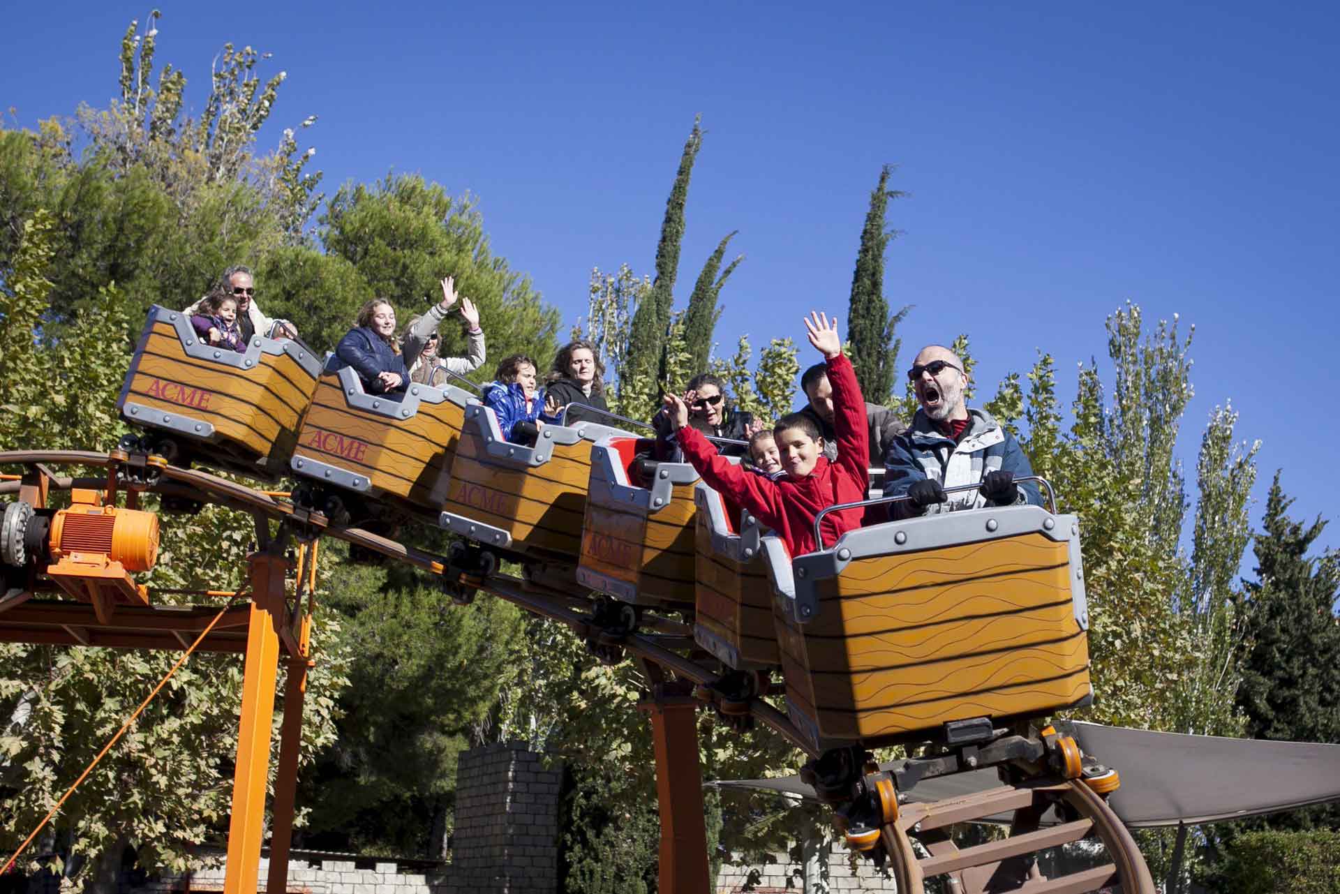 Familia disfrutando en el Parque de Atracciones de Zaragoza